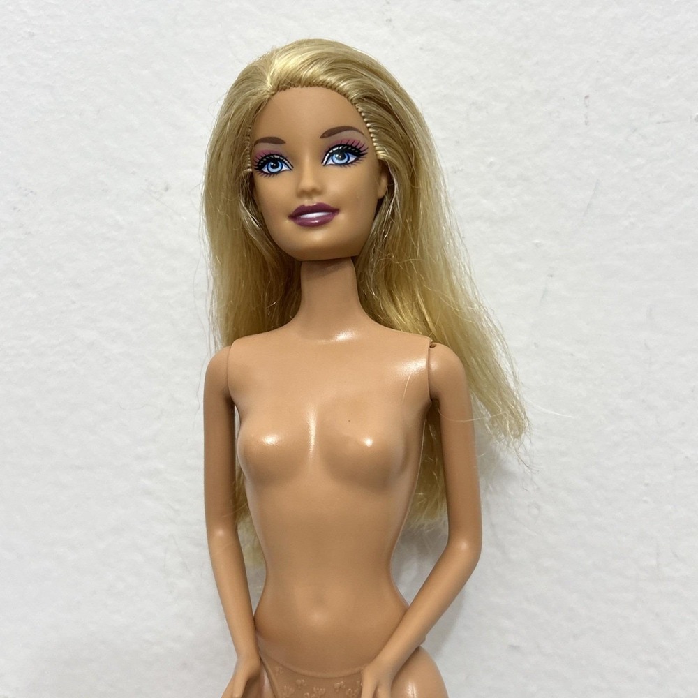 Mattel Barbie Doll 1998/2015, Back Lever Moves Arms/Head, Blonde Hair, Blue Eyes
